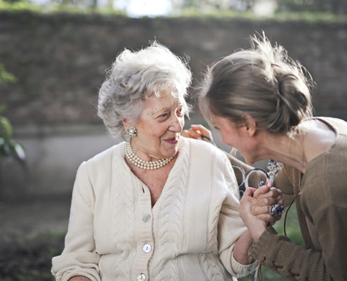 Choosing the Right Retirement Community for Your Loved One | Harwood Place